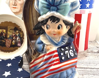 Figura vintage de Betsy Ross con caja de música – Bandera de Bennington de 1776 – Reproduce Yankee Doodle – Figura de cerámica de una costurera mecedora – Decoración patriótica