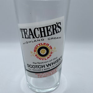Vaso de whisky escocés con crema de las Tierras Altas del Profesor