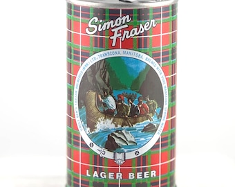 Könnte beinhalten: Vintage Simon Fraser Lagerbier Dose. Die Dose hat ein rot-grünes Tartanmuster. Das Etikett enthält den Text "Simon Fraser" und eine Illustration von Personen in einem Kanu. Die Dose trägt auch die Aufschrift "Lager Beer".