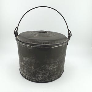 Antique Rustic Metal Lunch Pail Farmhouse Decor Vintage Schoolhouse Charm Primitive Display Kitchen Accent Farmhouse Round Lunch Container