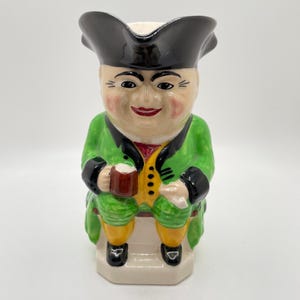 Taza Toby vintage de Devonmoor, fabricada en Inglaterra, firmada por MT, con personajes británicos, cerámica coleccionable, craquelado, decoración vintage para cocina.