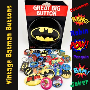 Puede incluir: Colección de botones vintage de Batman. La imagen presenta un botón negro grande con el símbolo amarillo del murciélago y varios botones más pequeños con gráficos temáticos de Batman. El texto "GREAT BIG BUTTON" es visible.
