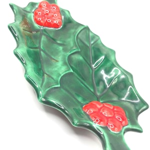 Piatto natalizio vintage in ceramica con agrifoglio dipinto a mano