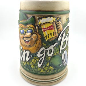Kufel do piwa Budweiser St. Patrick’s Day z 1991 roku „Erin Go Bud” w stylu vintage, Anheuser-Busch, kufel skrzata, dekoracja do irlandzkiego piwa
