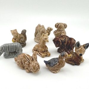 Figuras de té de rosa roja Wade Whimsies: camello, rinoceronte, jirafa, pato, bisonte, conejo, cervatillo, koala, ardilla.