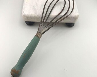 Vintage Flat Whisk Green Wooden Handle 1940s 1950s Retro Kitchen Utensil Farmhouse Kitchen Décor Antique Wire Whisk Baking Tool Rustic