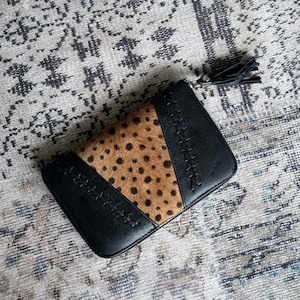 Cartera de piel artesanal con diseño de guepardo