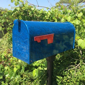 Peut inclure: Une boîte aux lettres bleue avec un drapeau rouge. La boîte aux lettres est décorée d'un motif de la Déclaration d'indépendance.