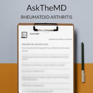 Puede incluir: Un portapapeles con el texto "AskTheMD" y "Artritis Reumatoide" en la parte superior. El portapapeles contiene un documento con el título "Artritis Reumatoide (RA)" y preguntas sobre el diagnóstico. Un bolígrafo descansa en el lado derecho.