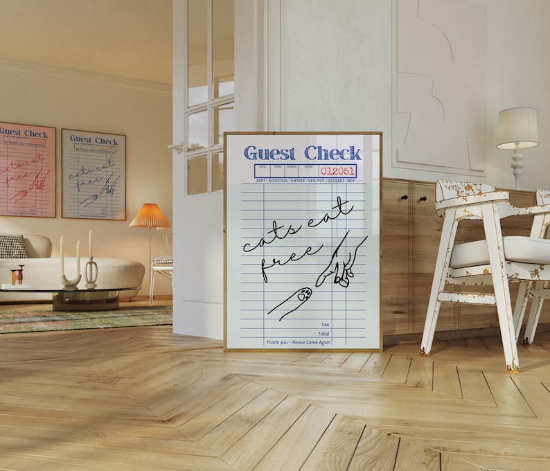 K&ouml;nnte beinhalten: Ein wei&szlig;er gerahmter Druck mit einem blauen und schwarzen Design auf einem G&auml;stecheck. Der Text auf dem Druck lautet "Guest Check 012051" und "cats eat free".