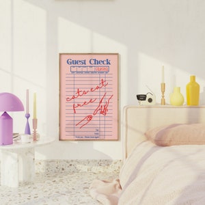 K&ouml;nnte beinhalten: Rosa und blauer Gastcheck mit dem Text "cats eat free" in roter Kursivschrift. Der Check hat einen blauen Rand und einen wei&szlig;en Hintergrund mit blauen Linien.