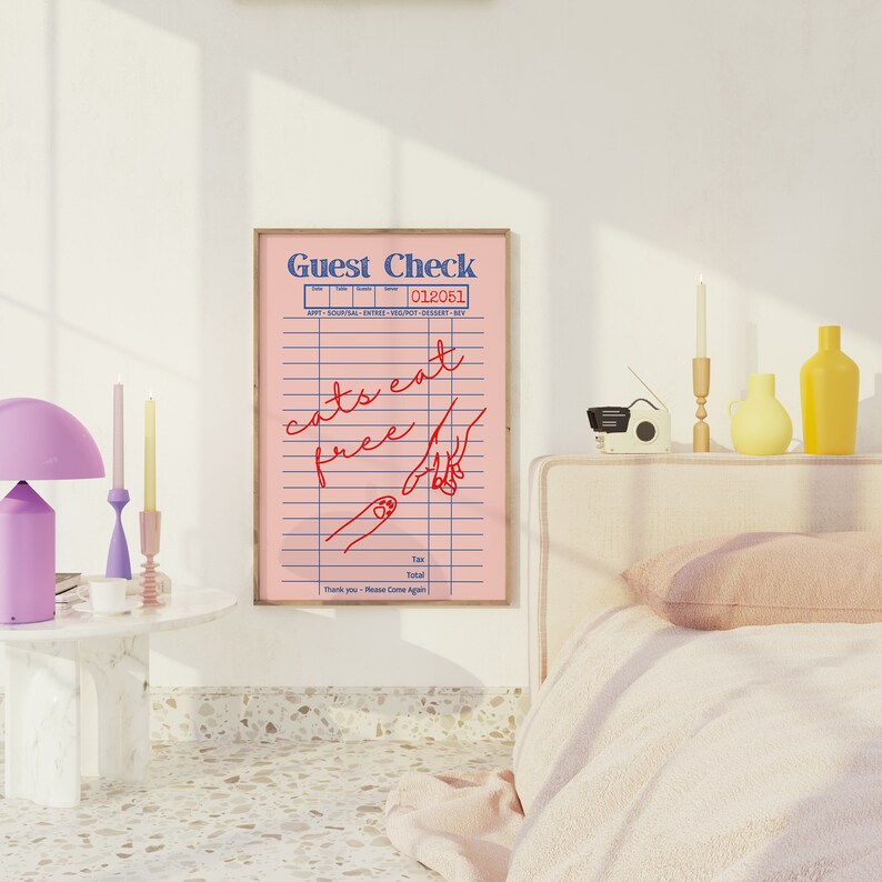 K&ouml;nnte beinhalten: Rosa und blauer Gastcheck mit dem Text "cats eat free" in roter Kursivschrift. Der Check hat einen blauen Rand und einen wei&szlig;en Hintergrund mit blauen Linien.