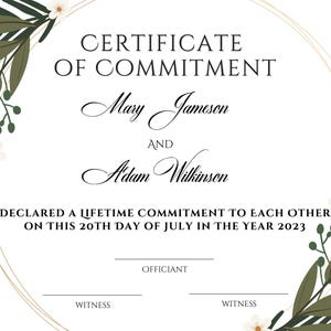 Puede incluir: Un certificado blanco con un borde circular dorado y detalles florales. El texto dice "CERTIFICATE OF COMMITMENT" seguido de los nombres "Mary Jameson" y "Adam Wilkinson". El certificado declara que se comprometieron a una vida juntos el 20 de julio de 2023.