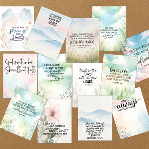 Op de afbeelding: Een verzameling kaarten in aquarel-stijl met inspirerende citaten en bloemen- of landschapsachtergronden. De kaarten bevatten zinnen als "Kostbaarder dan juwelen" en "God is liefde" in elegante lettertypen. Het kleurenpalet omvat zachte blauw-, groen- en roze tinten.