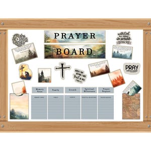 Puede incluir: Un tablero de oración blanco con un marco de madera. El tablero tiene cinco columnas etiquetadas como "Versículo de memoria", "Familia", "Crecimiento", "Hitos espirituales" y "Solicitud de oración". Hay varias pegatinas decorativas con citas inspiradoras e imágenes de la naturaleza.