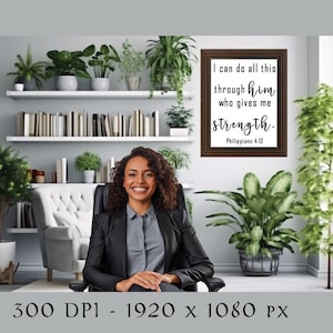 Puede incluir: Una mujer con un blazer negro se sienta en una silla frente a una cita inspiradora enmarcada que dice "Puedo hacerlo todo por medio de él que me da fuerza. Filipenses 4:13".