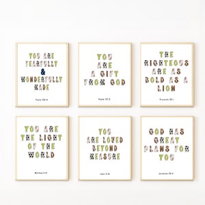 Puede incluir: Seis impresiones de arte de pared imprimibles con citas inspiradoras y versículos bíblicos en una fuente colorida y estampada. Las citas incluyen "Eres hecho de manera maravillosa y temible", "Eres un regalo de Dios", "Los justos son tan valientes como un león", "Eres la luz del mundo", "Eres amado más allá de toda medida", y "Dios tiene grandes planes para ti".