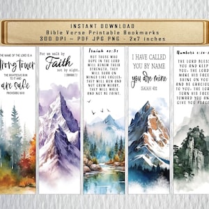 Op de afbeelding: Set van vier printbare bladwijzers met aquarelberglandschappen met inspirerende Bijbelteksten. De teksten zijn: "De naam van de Heer is een sterke toren", "Want wij wandelen door geloof, niet door zien", "Maar wie op de Heer hopen, zullen nieuwe kracht krijgen; zij zullen opstijgen met vleugels als adelaars, zij zullen rennen en niet moe worden, zij zullen wandelen en niet mat worden", "Ik heb je bij je naam geroepen, je bent van mij", en "De Heer zegene je en bewaar je. De Heer laat zijn aangezicht over je schijnen en wees je genadig. De Heer wend zijn aangezicht naar je toe en geef je vrede."
