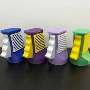 K&ouml;nnte beinhalten: Vier farbenfrohe, 3D-gedruckte Salz- und Pfefferstreuer. Jeder Streuer hat ein einzigartiges Farbschema: Blau, Lila, Lavendel und Gr&uuml;n. Die Streuer haben einen Griff, eine dekorative Platte und eine quadratische Oberseite.