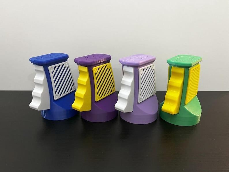 K&ouml;nnte beinhalten: Vier farbenfrohe, 3D-gedruckte Salz- und Pfefferstreuer. Jeder Streuer hat ein einzigartiges Farbschema: Blau, Lila, Lavendel und Gr&uuml;n. Die Streuer haben einen Griff, eine dekorative Platte und eine quadratische Oberseite.