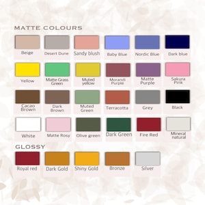 K&ouml;nnte beinhalten: Eine Farbkarte mit matten und gl&auml;nzenden Farbt&ouml;nen. Die Karte zeigt Farben wie Beige, Gelb, Gr&uuml;n, Braun und Rosa sowie gl&auml;nzende Optionen wie Royalrot und Glanzgold. Der Text "MATTE COLOURS" und "GLOSSY" ist sichtbar.