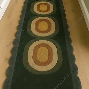 Handgetufteter Retro Teppich Läufer - Olivgrüner Flur Teppich mit Bogenkanten - Mid Century Modern Custom Wollteppich für Eingangsbereich