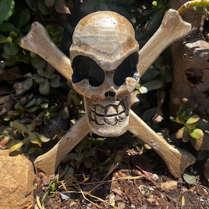 Handgefertigter Holz Piraten Totenkopf Wandbehang - Rustikale Tiki Bar & Man Höhlen Dekor aus Bali