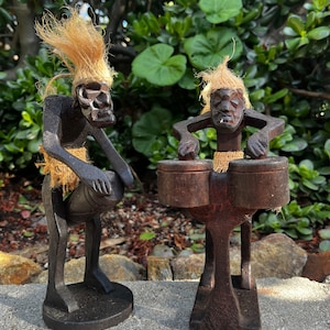 Afrikanischer Stil handgeschnitzte hölzerne tribal primitive Band Tabletop Trommler / Bassfiguren 2er-Set aus Bali-8x4 / 8x3 zoll