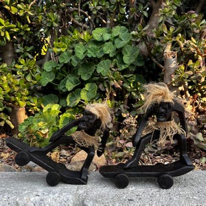Conjunto de 2 patinadores tribais primitivos de madeira esculpidos à mão de Bali - 7x7 polegadas