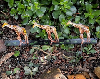 RARE VINTAGE Cintre girafe de la jungle en métal sculpté à la main de Bali - 30 x 29 pouces
