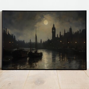 Pu&ograve; includere: Un dipinto in bianco e nero delle Case del Parlamento a Londra di notte. La luna &egrave; visibile nel cielo e ci sono barche sul Tamigi.