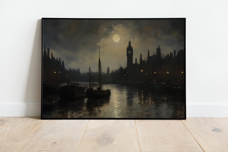Pu&ograve; includere: Un dipinto in bianco e nero delle Case del Parlamento a Londra di notte. La luna &egrave; visibile nel cielo e ci sono barche sul Tamigi.