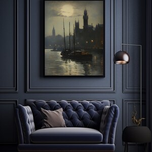 Puede incluir: Una pintura que representa una escena de ciudad nocturna, con una luna llena en el cielo. La pintura presenta un gran edificio con una torre y un barco en el agua. La pintura est&aacute; enmarcada en un marco negro y est&aacute; colgada en una pared.