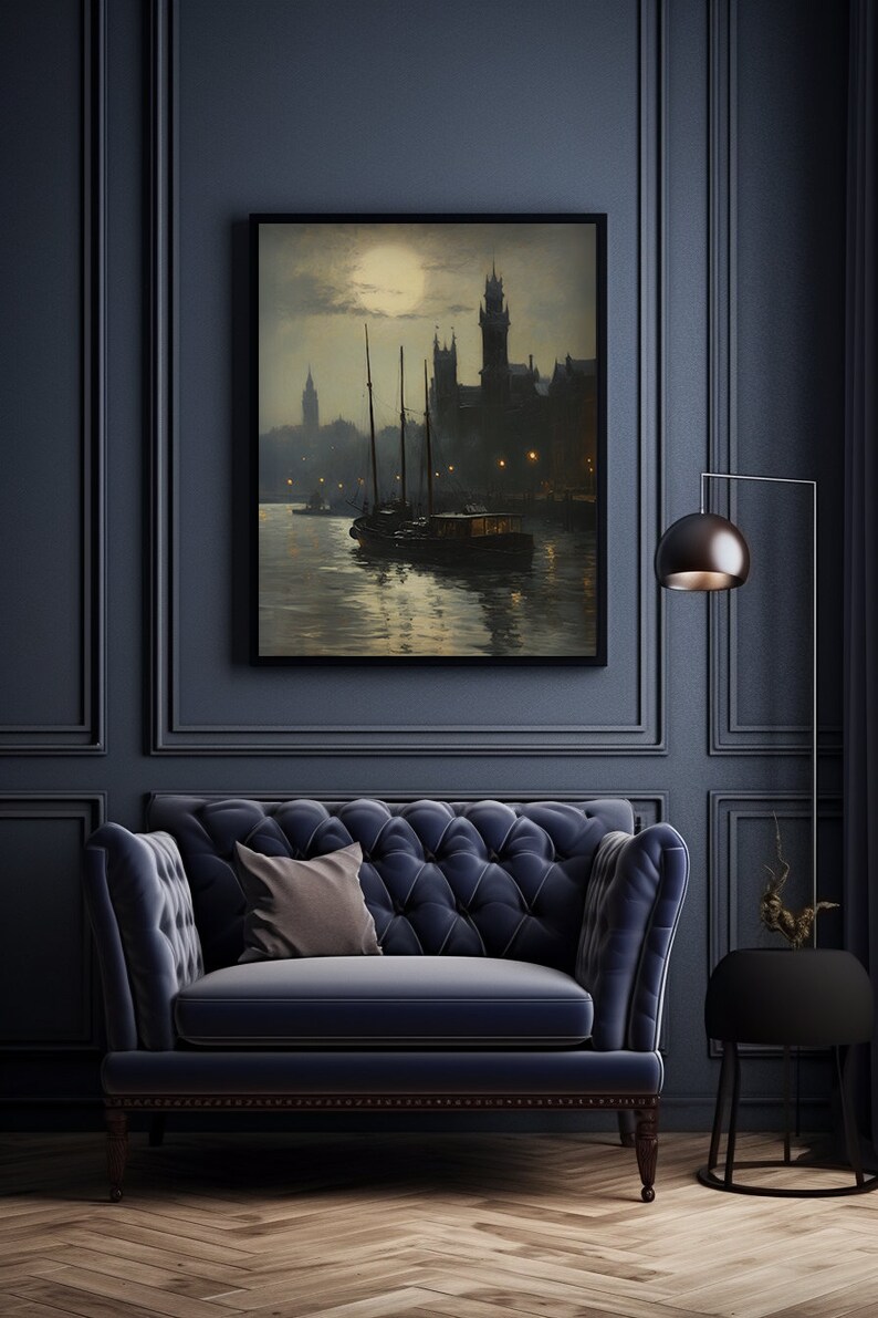 Puede incluir: Una pintura que representa una escena de ciudad nocturna, con una luna llena en el cielo. La pintura presenta un gran edificio con una torre y un barco en el agua. La pintura est&aacute; enmarcada en un marco negro y est&aacute; colgada en una pared.
