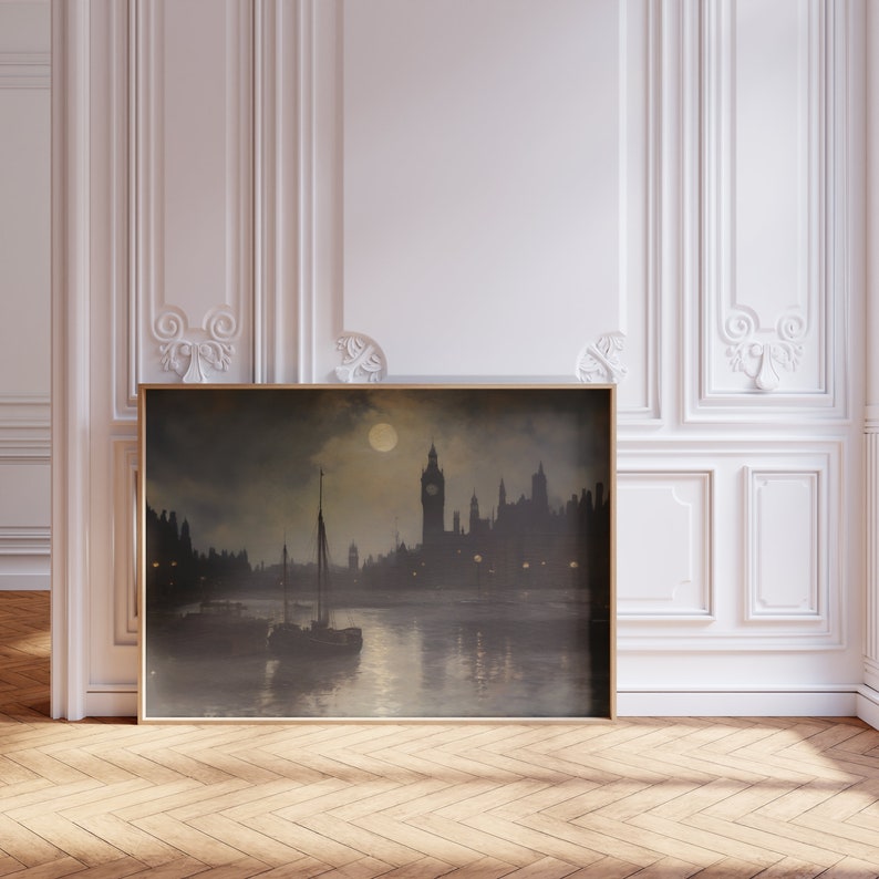 Pu&ograve; includere: Un dipinto incorniciato che rappresenta una citt&agrave; notturna con una luna piena nel cielo. La citt&agrave; &egrave; in silhouette contro il cielo illuminato dalla luna, con un fiume in primo piano. Il dipinto &egrave; in una cornice dorata ed &egrave; appeso a una parete bianca.