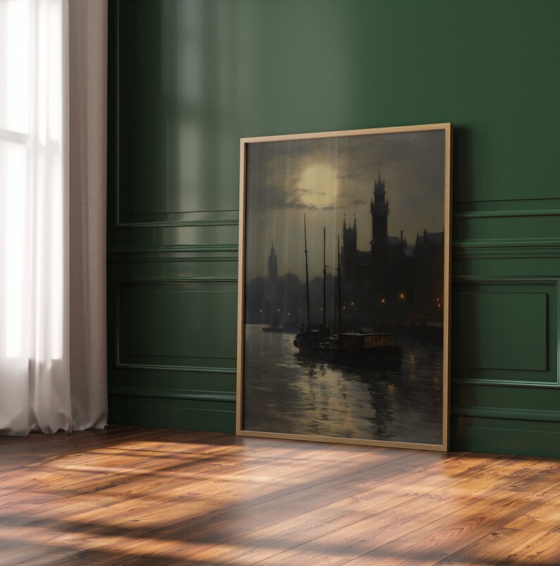 Puede incluir: Una pintura enmarcada de un horizonte urbano nocturno con una luna llena en el cielo. La ciudad est&aacute; iluminada con luces y hay barcos en el agua.