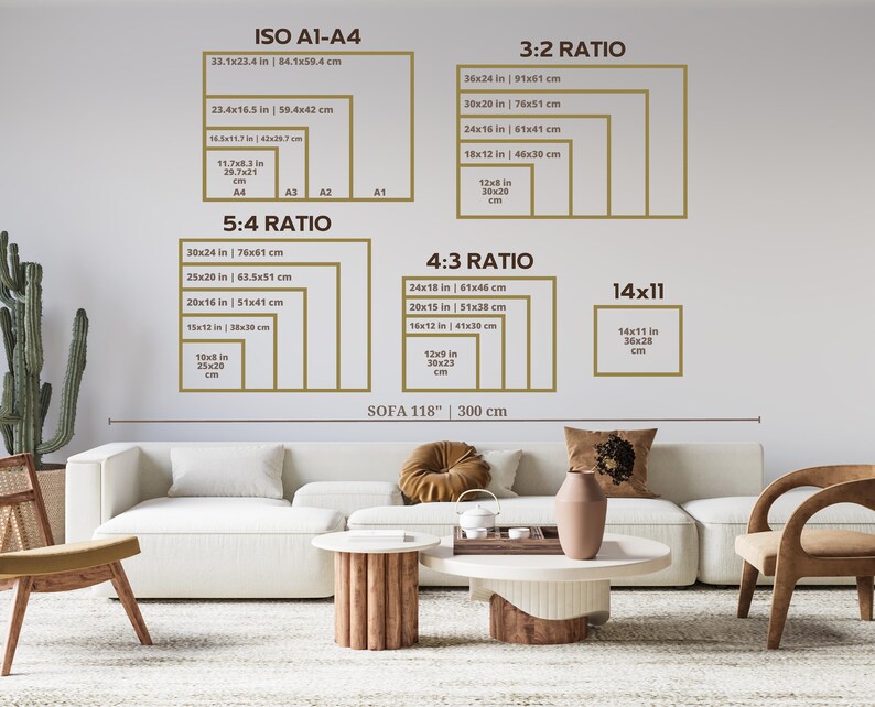 Pu&ograve; includere: Un diagramma che mostra diversi rapporti d'aspetto per le opere d'arte, tra cui ISO A1-A4, 3:2, 5:4, 4:3 e 14x11. Il diagramma include misure in pollici e centimetri. Il testo "SOFA 118" | 300 cm" &egrave; in fondo al diagramma.