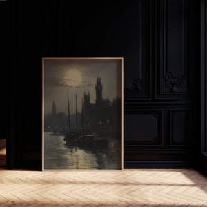 Puede incluir: Una pintura enmarcada que representa una escena nocturna de una ciudad con barcos en el agua. La ciudad est&aacute; iluminada con luces y hay una luna llena en el cielo.