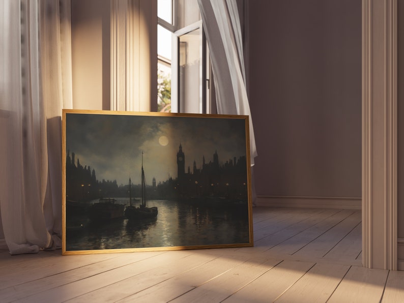 Pu&ograve; includere: Un dipinto incorniciato di una citt&agrave; notturna con la luna piena nel cielo. Lo skyline della citt&agrave; &egrave; in silhouette contro il cielo illuminato dalla luna, e ci sono barche sull'acqua in primo piano.