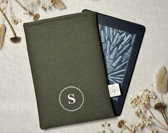 Custodia in lino per Kindle con iniziale ricamata, custodia per Kindle, Paperwhite, Colorsoft - Cinturino e bottone opzionali (personalizzati)