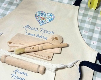 Utensilios de repostería de madera de haya para niños, delantal con aplique Liberty o paquete con bolsa de cordón (personalizado)