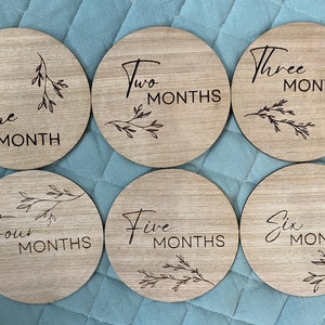 Cartes d'étape de bébé | Ensemble de 13 disques en bois gravés au laser