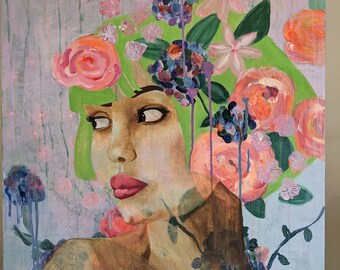 Può includere: Un dipinto di una donna con i capelli verdi e una corona di fiori. I fiori sono rosa, viola e verdi. Il viso della donna è dipinto in uno stile realistico e ha un'espressione dolce e sognante. Lo sfondo è di colore azzurro chiaro con un tocco di rosa.