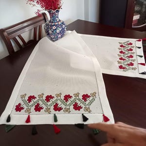Camino de mesa de lino blanco con borlas coloridas bordadas a mano con flores rojas imagen 5