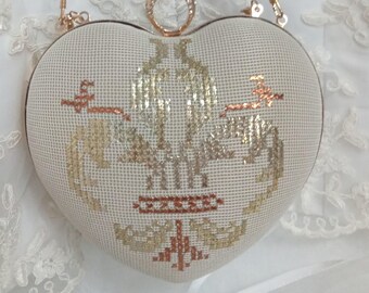 Bolso Corazón Dorado Barroco: Clutch de Ante Beige con Emblema Bordado