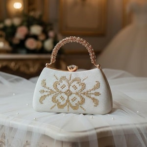 Borsa a mano in stile rococò con pietra di cristallo: borsa da sera da donna in pelle scamosciata beige ricamata