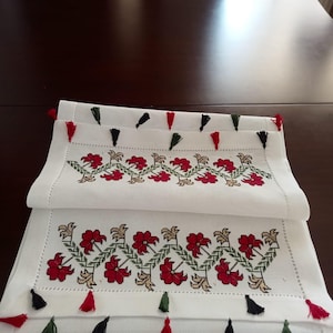 Camino de mesa de lino blanco con borlas coloridas bordadas a mano con flores rojas imagen 1