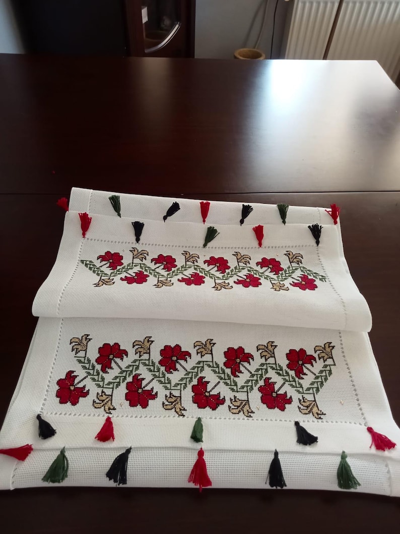Camino de mesa de lino blanco con borlas coloridas bordadas a mano con flores rojas imagen 1