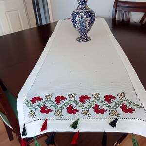 Camino de mesa de lino blanco con borlas coloridas bordadas a mano con flores rojas imagen 3