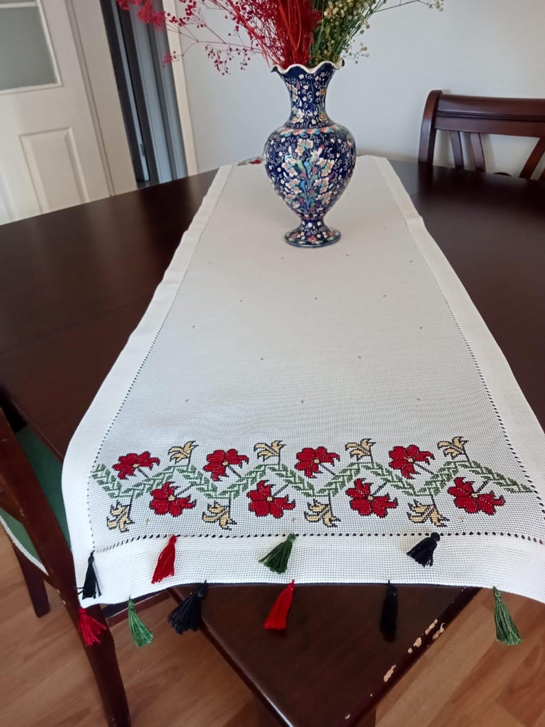 Camino de mesa de lino blanco con borlas coloridas bordadas a mano con flores rojas imagen 3